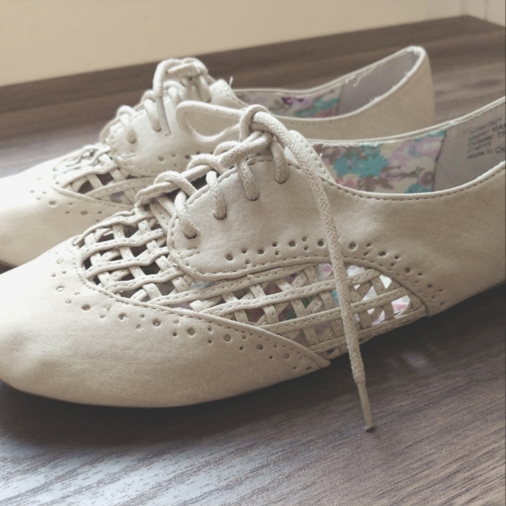 Oxford cutout dress shoes loafers flats suede white ivory cream size 6 women's
